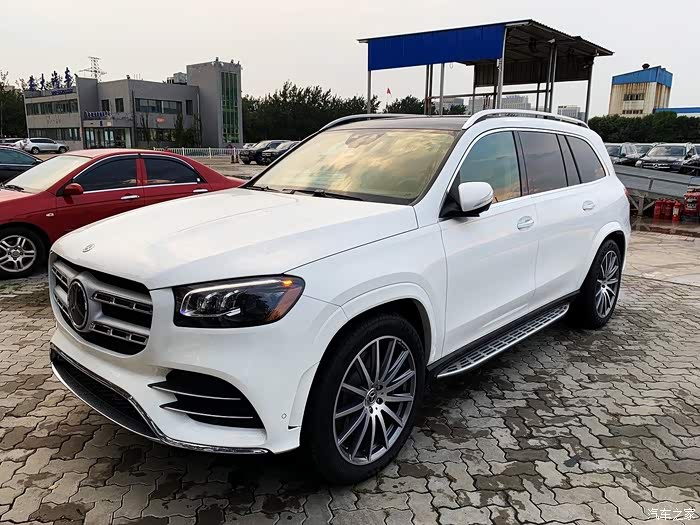 接近满配的一台白色奔驰gls450太漂亮了