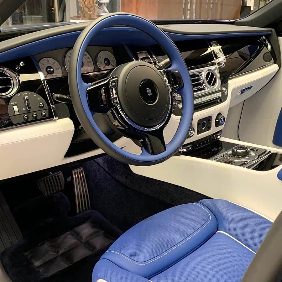 劳斯莱斯古思特,内饰颜色挺时尚的哈