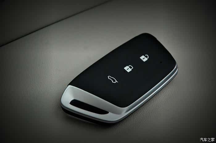 智能钥匙造型比较别致,细节上也显精致,钥匙背面全新宝骏logo要能使用