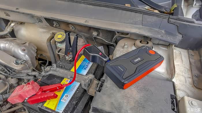 夹在电瓶的正负极上,红色的是正极,这个夹子夹的很牢固,不用担心会