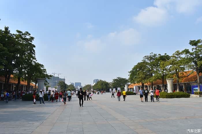 走进休闲广场享受初冬的暖阳