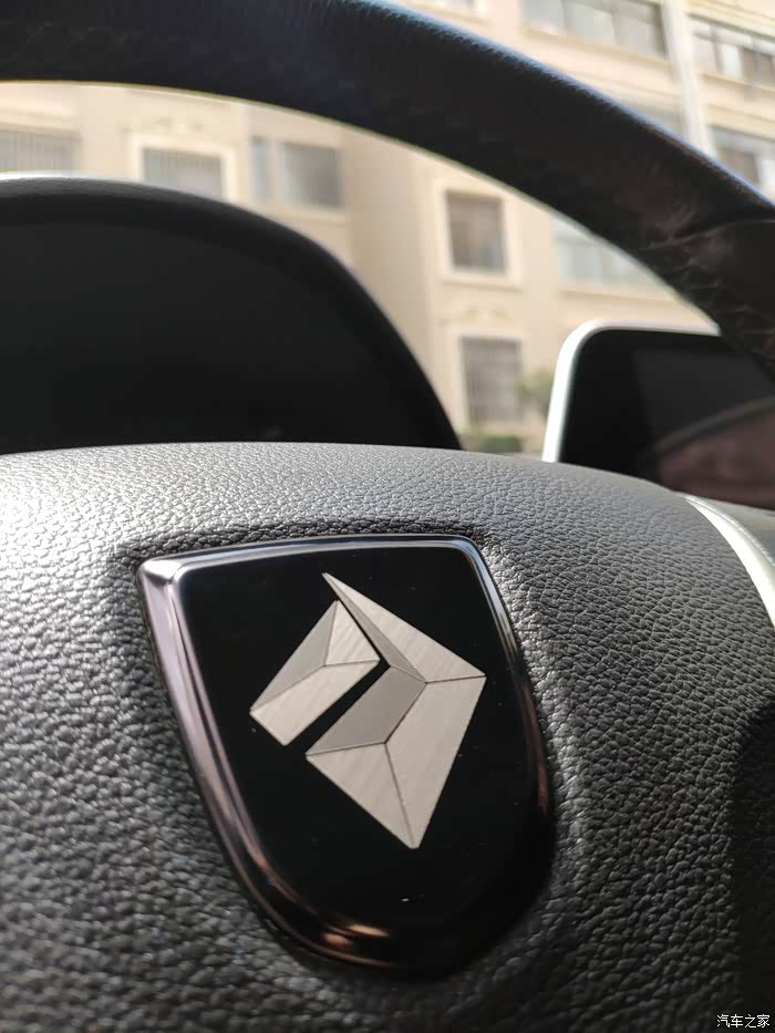 2016款宝骏630换钻石车标啦