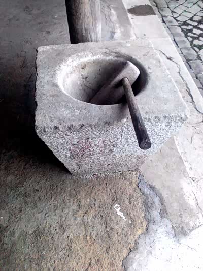 有知道这个石臼是干什么的吗,这就是我们制作过年的年糕的工具