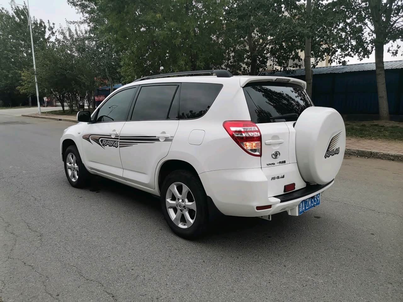 丰田的这款rav4,老款的小书包也是很有特色,省心耐开.