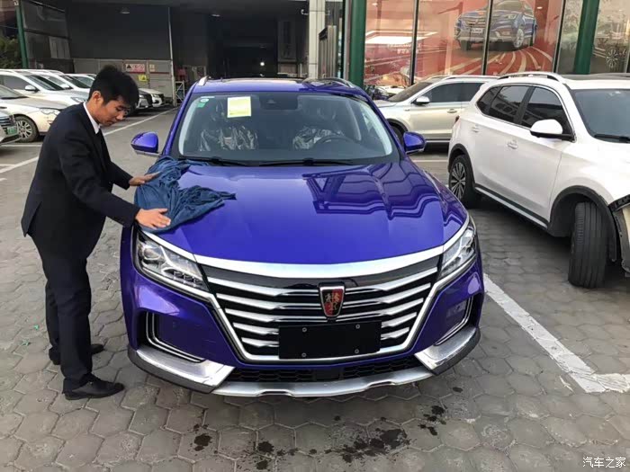 后驱版,蓝外黑内.验车时后边跟着两台保时捷,气场完全不输.