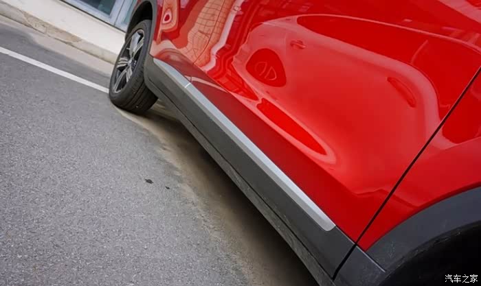 周使用了黑色塑料件,侧裙位置加入了条镀铬饰条提高装饰效果