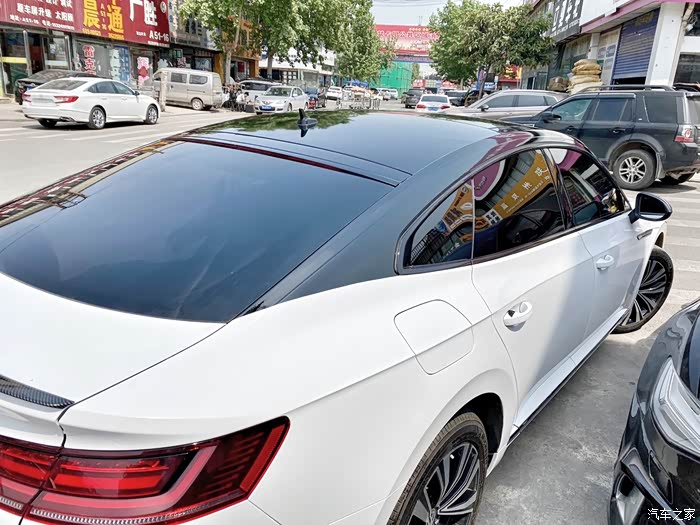 阳光明媚的日子里给白车贴成黑顶俗称的悬浮顶