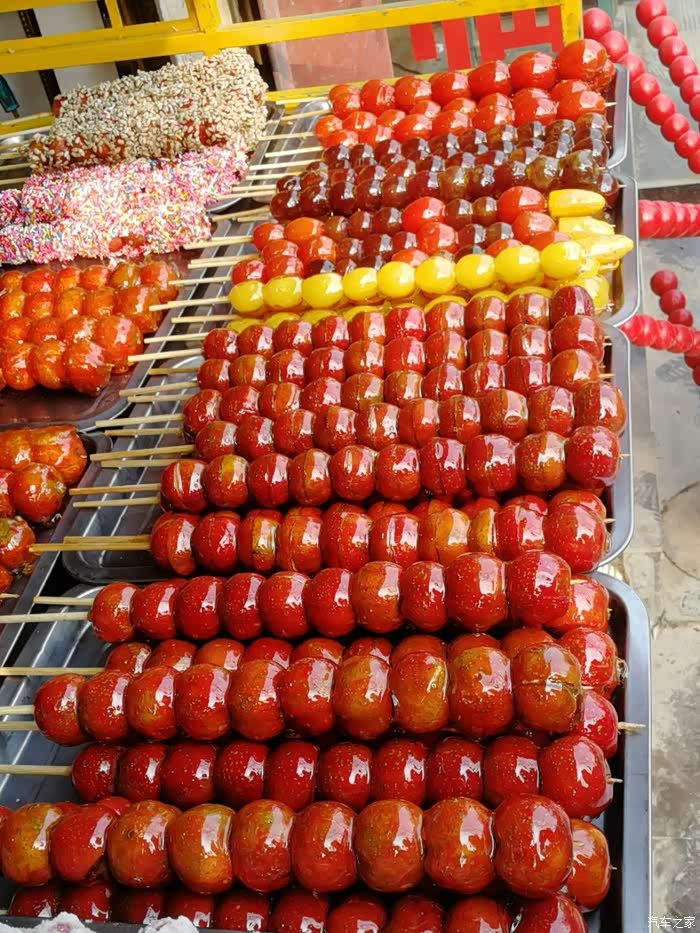 丞相府外面的冰糖葫芦,通红的红果,黄色的西红柿,红色的西红柿,好诱人