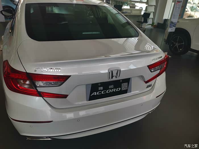 最后尾部镇楼!完美的屁股! 这一代雅阁真的是360度无死角的美!