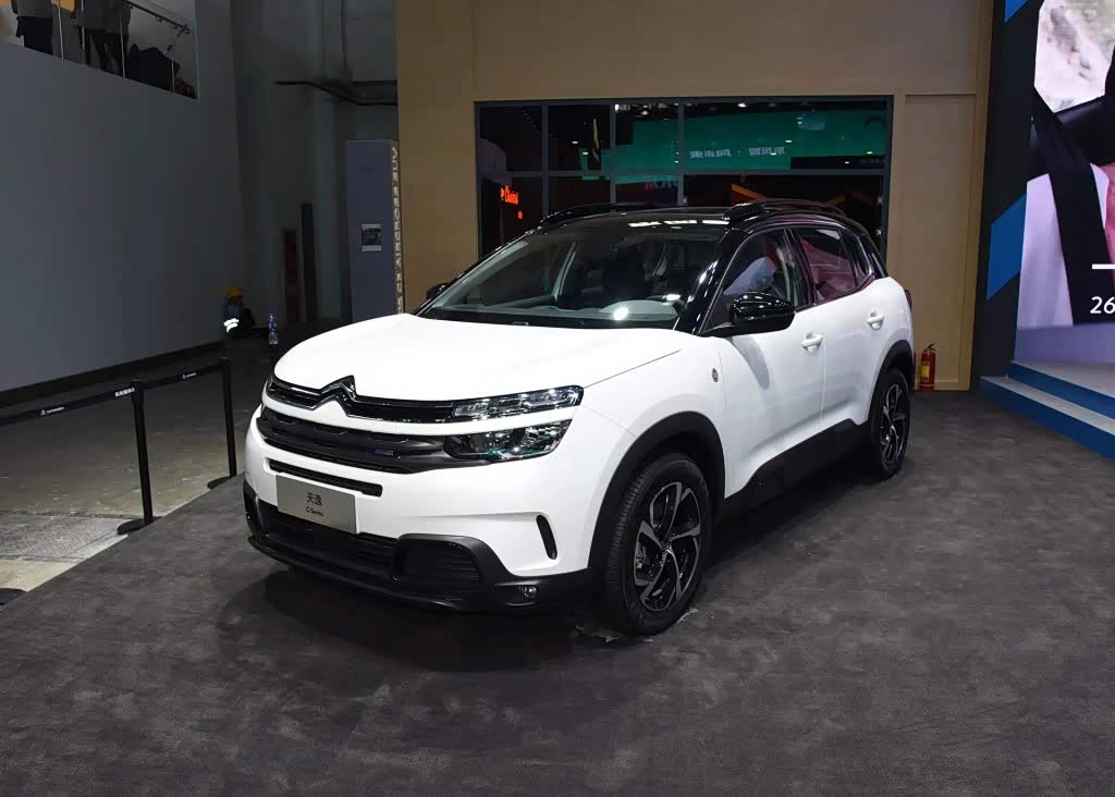 相比现款天逸c5 air cross,加入了黑色主题配色.