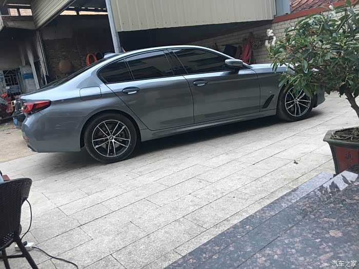 宝马5系进口标轴525i石青色干邑内提车帖