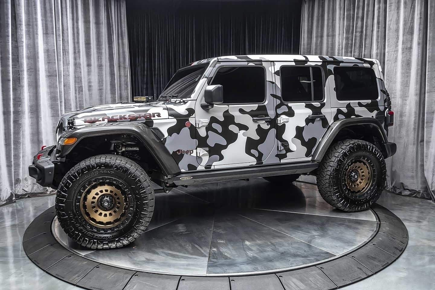 黑白拼色的jeep牧马人卢比肯