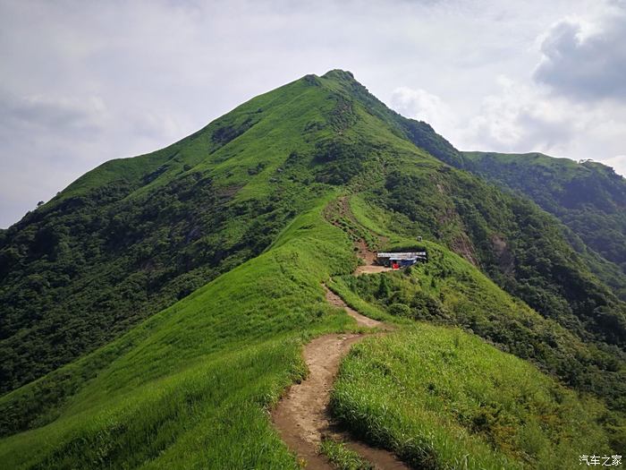 绝望坡是一段长而陡的山脊路,海拔从1360米至1710米,垂直落差达350米