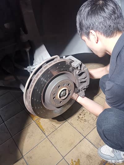 记录一下奔驰gle更换刹车盘过程