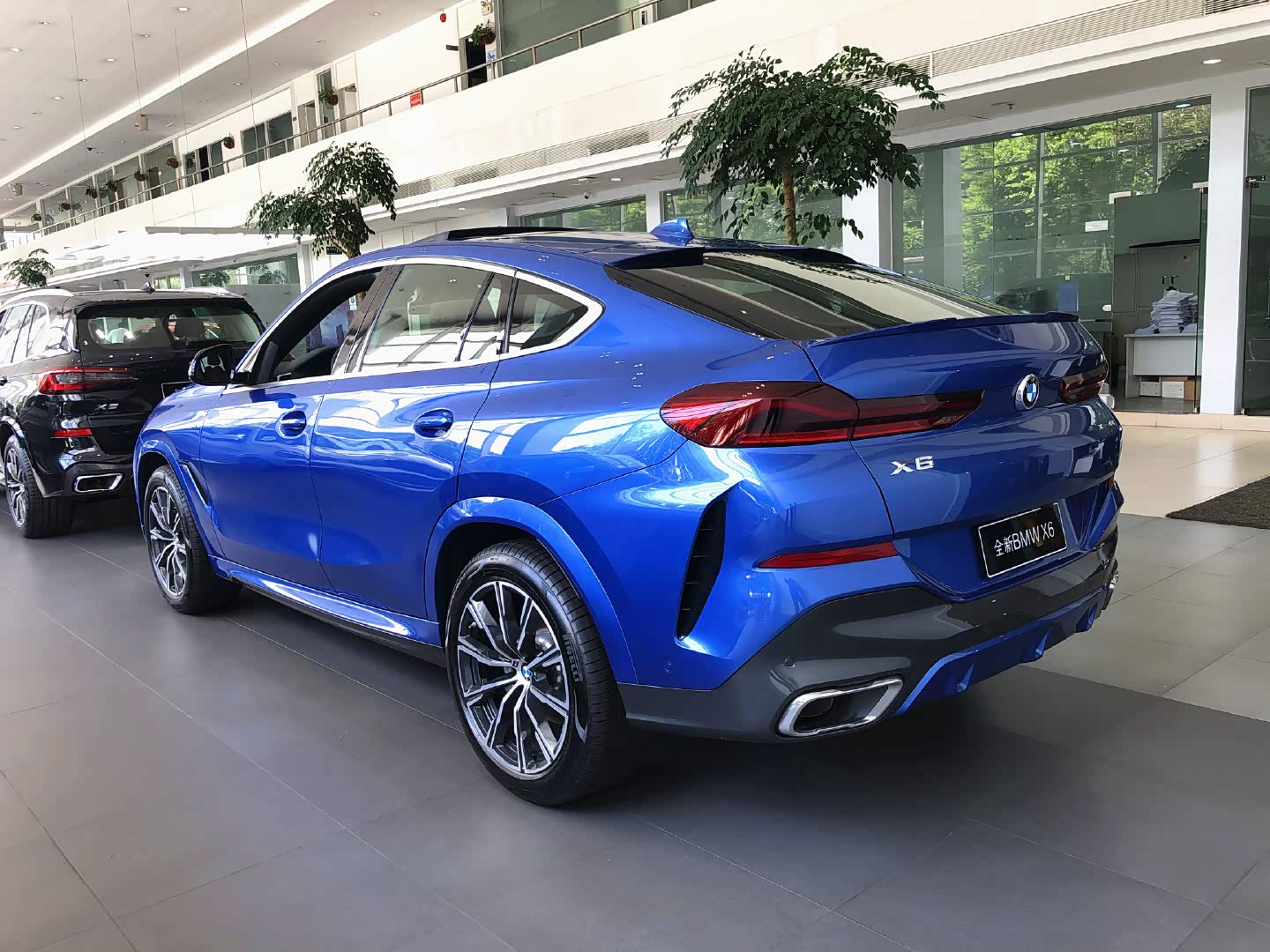 宝马轿跑suv,见过全新x6挂牌上路的吗