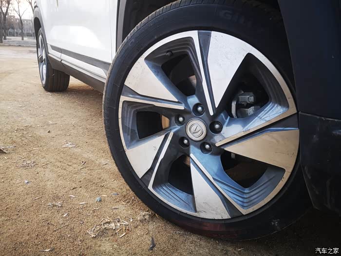 776 | 回复: 21 长安cs35plus论坛 cs35plus的霸气18寸轮毂!更安全!