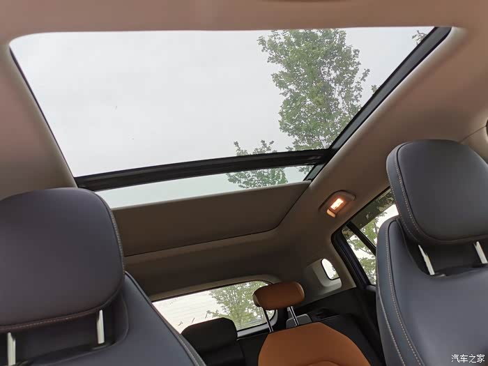 就说这豪华大天窗吧,哪个小姐姐不喜欢呢