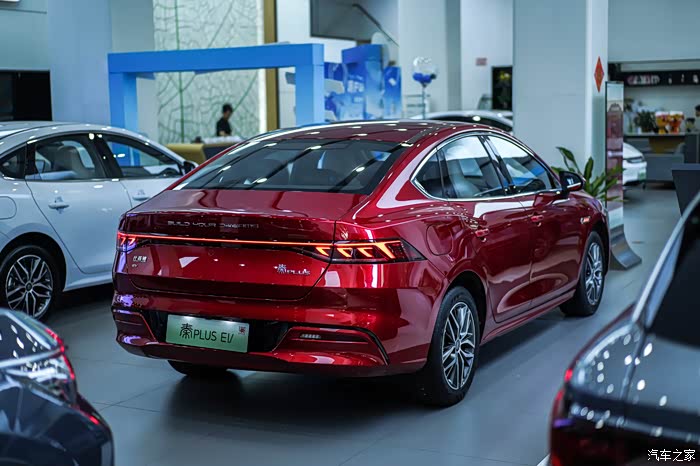 真香预警白领小姐姐看完比亚迪秦plusev后直呼爱了爱了