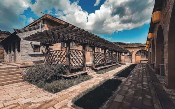 窑洞四合院,院子气派大方,院墙及房屋墙壁都是石头建造.