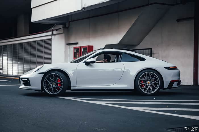 白色的保时捷porsche 911 gt3rs ,真是美极了