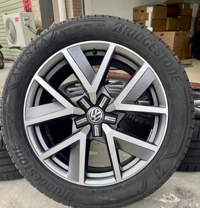 求购21款途锐20寸原车轮毂和轮胎4条