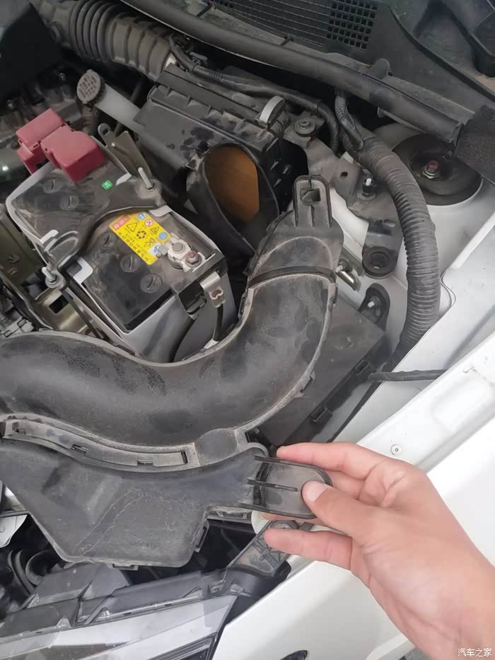 经典轩逸自己动手给电瓶加蒸馏水