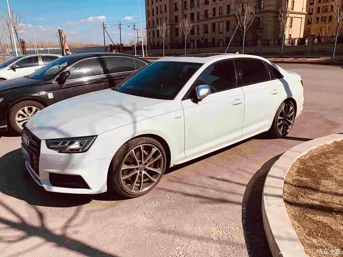 出奥迪s4白色红内熏黑套件