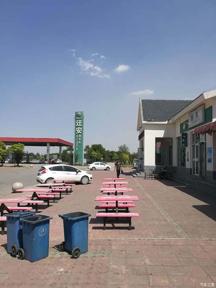 趁着下车活动的空闲在服务区给小欧