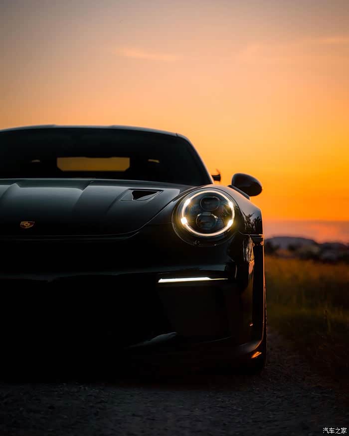 晚霞映照下的神秘黑色汽车