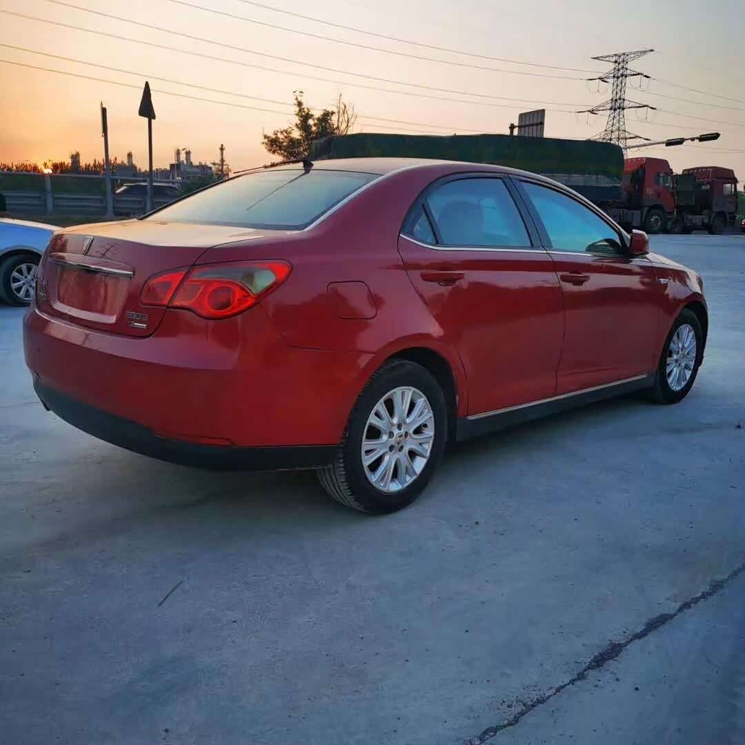 骚红色的荣威550看着很不错,给人皮实肉厚的感觉.