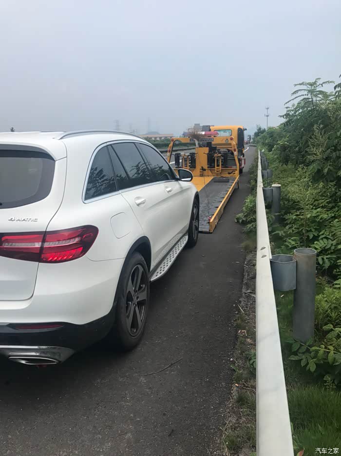 二年的奔驰也只有叫拖车