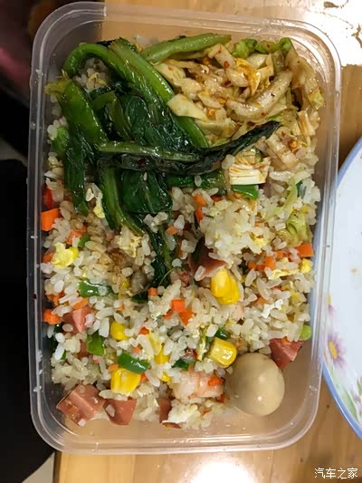 别以为我们吃不饱,还外卖点了主食的,扬州炒饭,味道也很不错