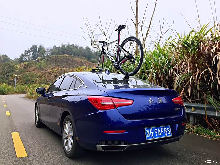 车顶行李架上放自行车违反交规不?