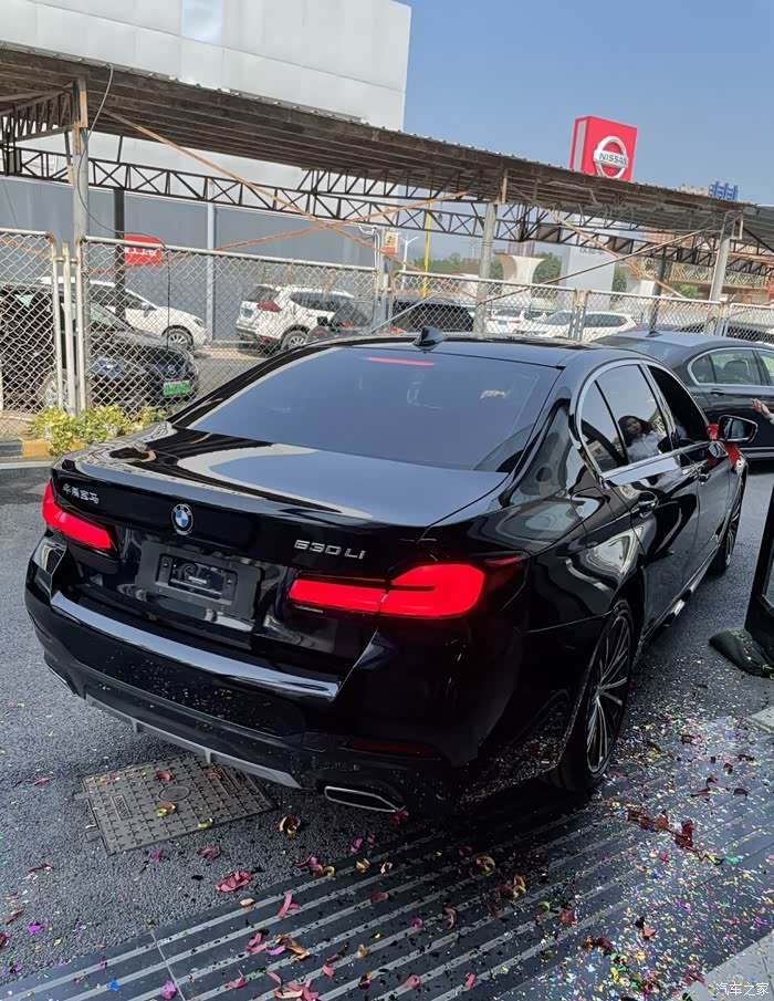 宝马5系适合年轻人的审美观最小转弯半径55m规格都十分