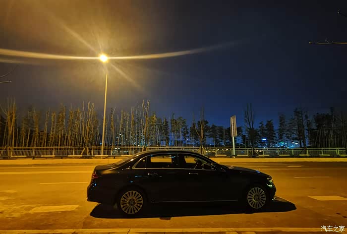夜幕下的奔驰e