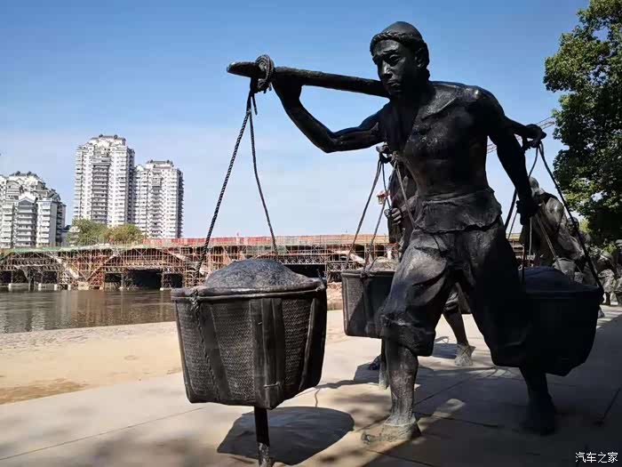 这个扁担担着稻谷的姿势很有亲切感,小的时候还硬是要抢爸爸肩上的