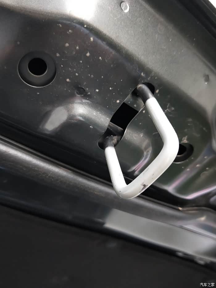 机盖锁扣被喷了一层白色的漆