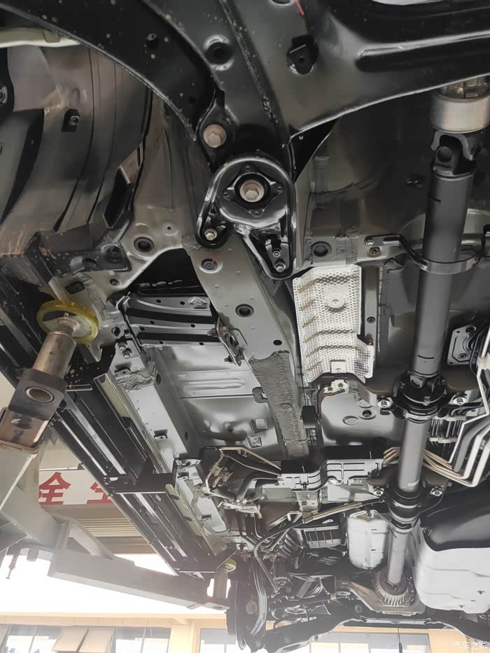 汉兰达骑士版白色车底盘装甲