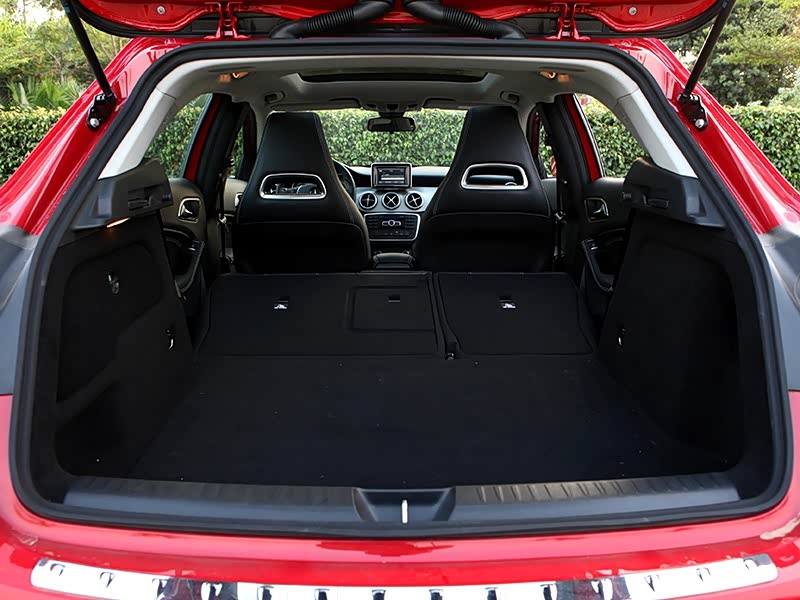 奔驰gla后备箱空间很宽敞