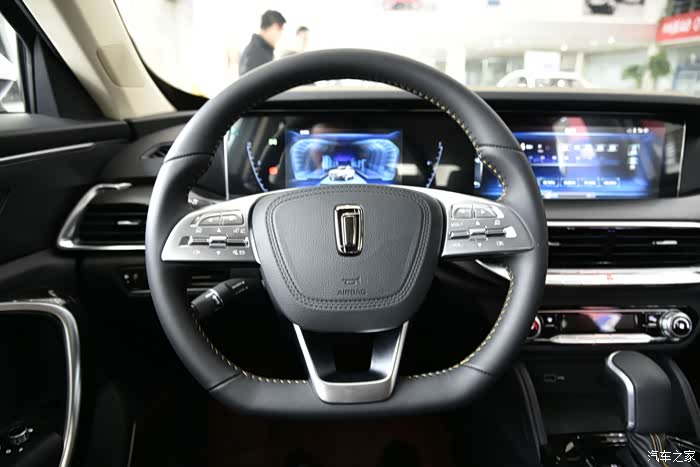 三辐平底式多功能方向盘,大小适中手感较好
