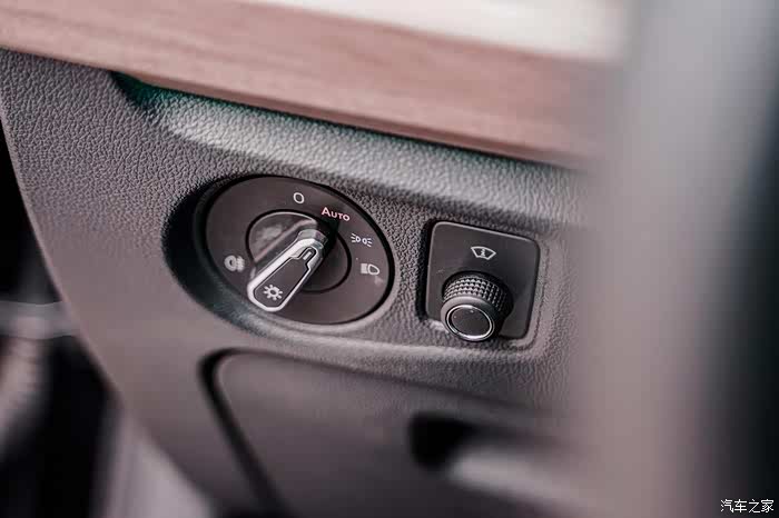 灯光控制还是延续了上汽大众的传统,旋钮式的设计