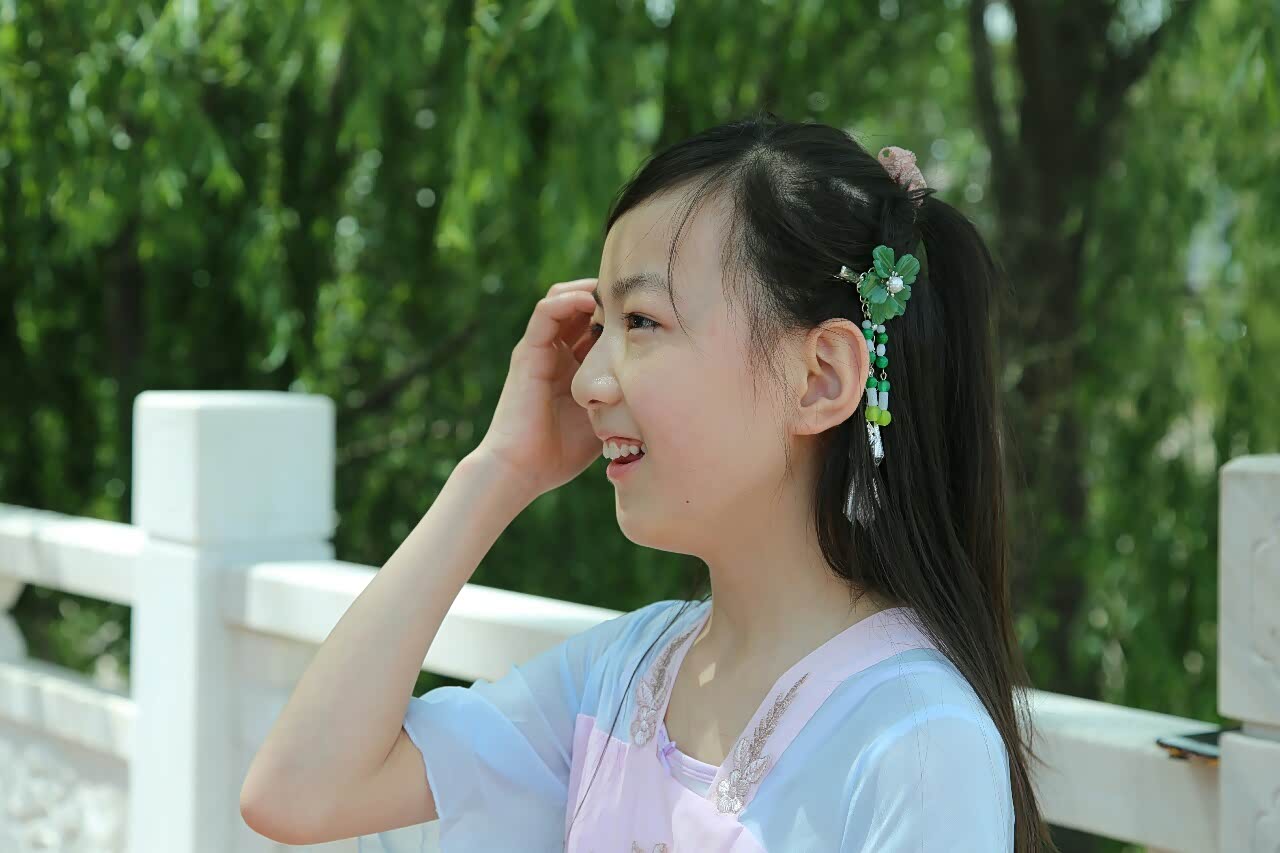 黄河边吹笛子的小姑娘,清纯如莲