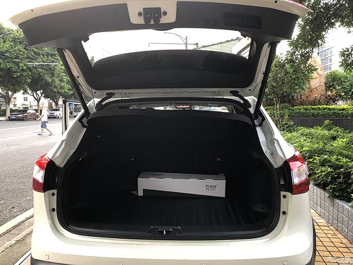 2017逍客智享版加装电动尾门与一脚踢