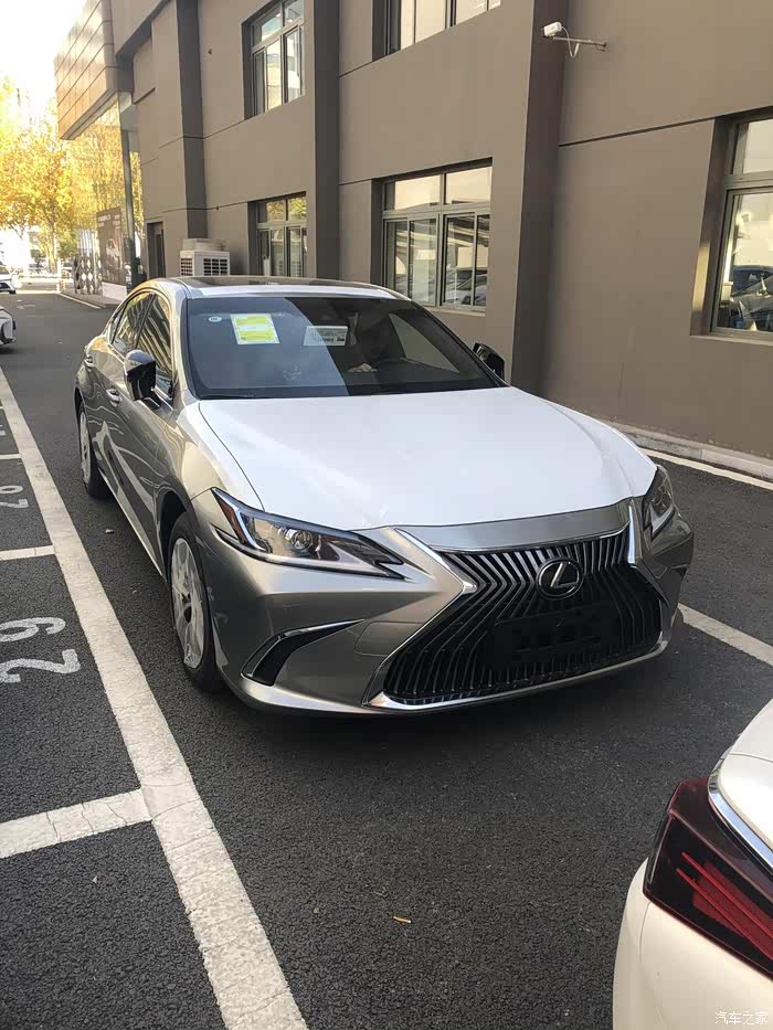 日本豪华品牌的中大型车,动力升级油耗更低,实拍雷克萨斯es