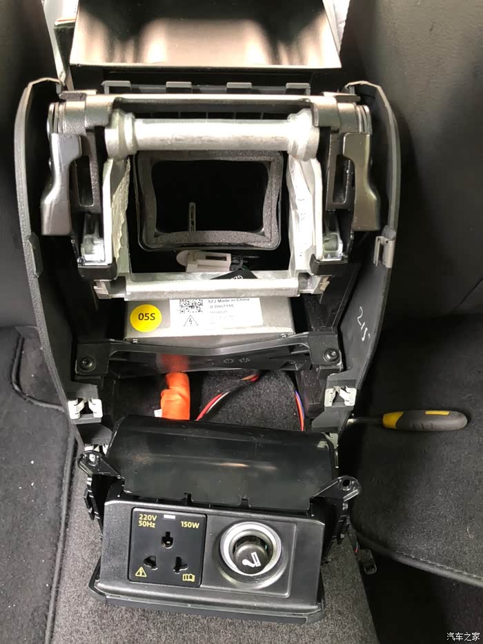 迈腾b8 后排空调出风口拨片及点烟器底座修复.