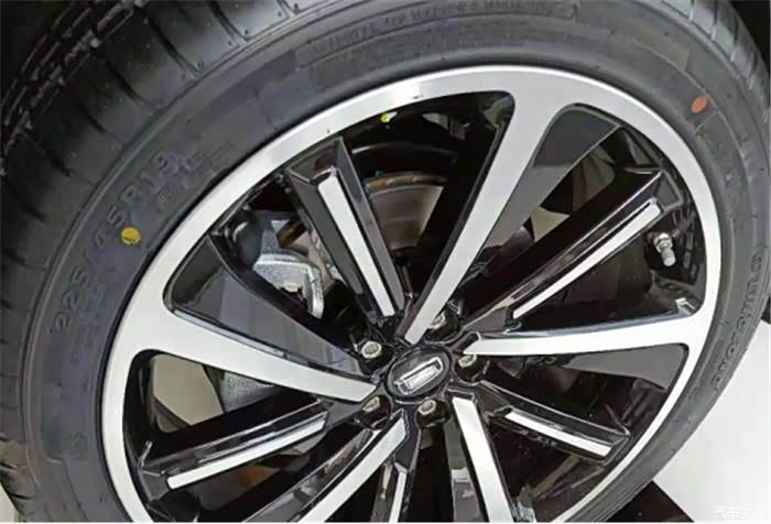 这奔腾t77铝合金轮毂,看起来很有运动感.