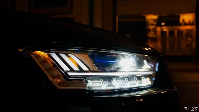 霓虹街道约拍全新奥迪a8l