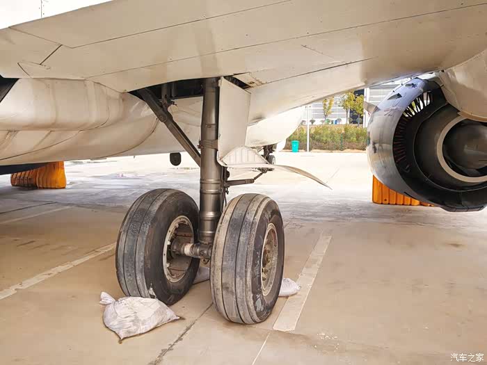 后起落架.