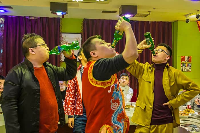 我们喝酒谁也不服,我们喝酒就扶墙. 左边胖子不算,那家伙白扯.