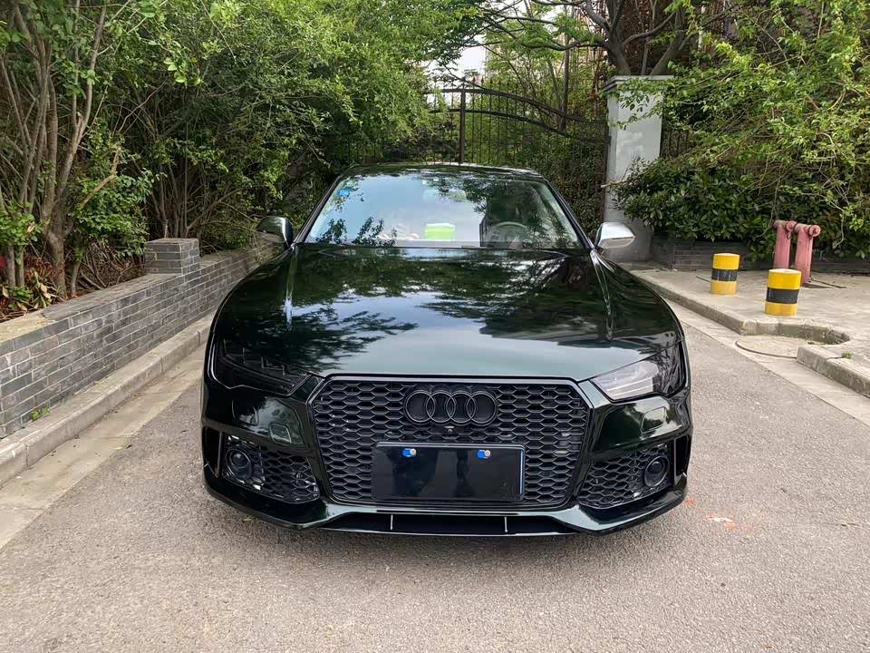 奥迪祖母石绿,黑中带绿的颜色.